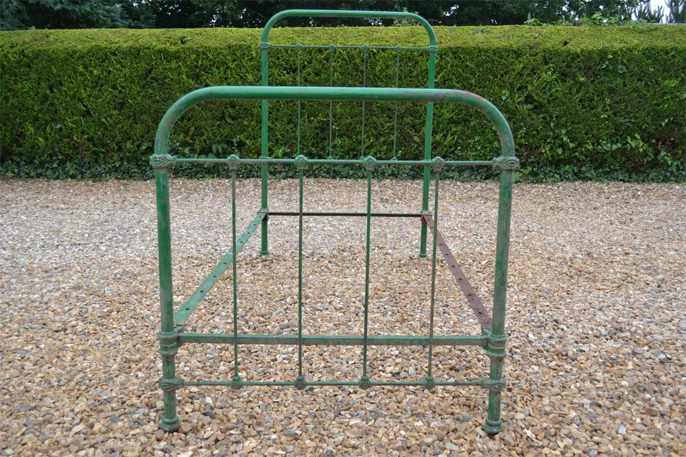  photo victorian-iron-bed-K577-5_zps68e0a3c3.jpg