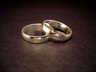 800px-Wedding_rings.jpg