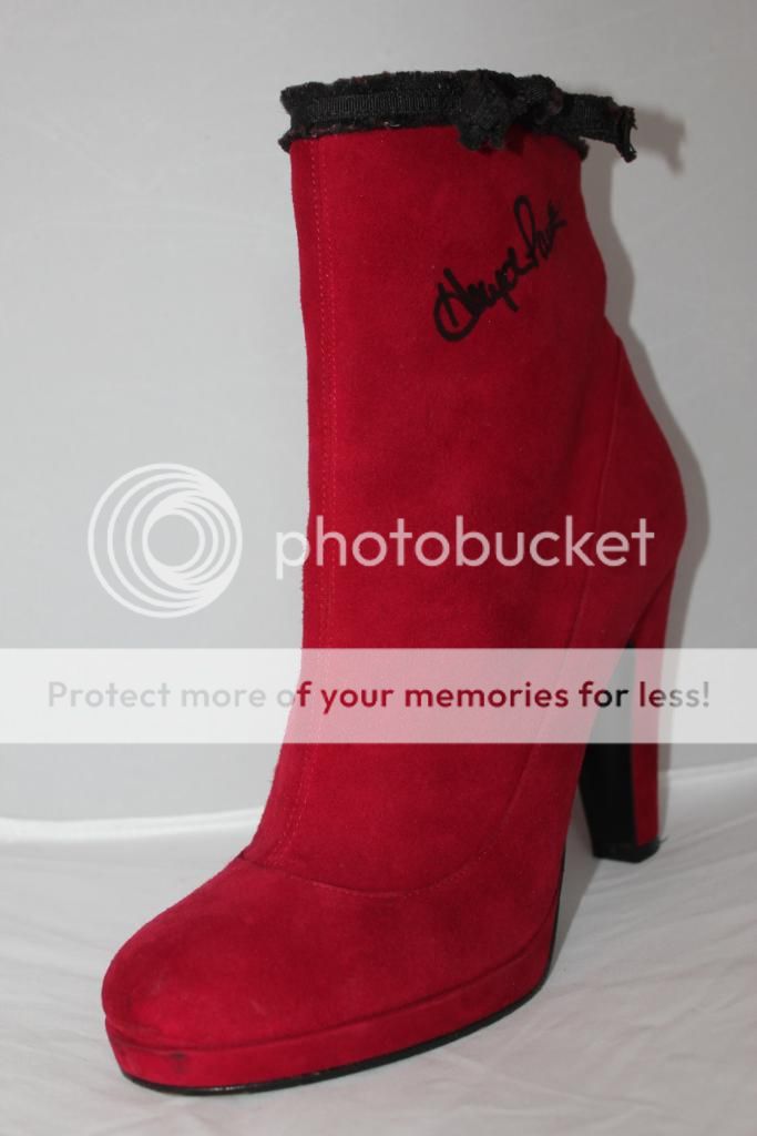 You are viewing a pair of Marc Jacobs boots owned, worn & signed by